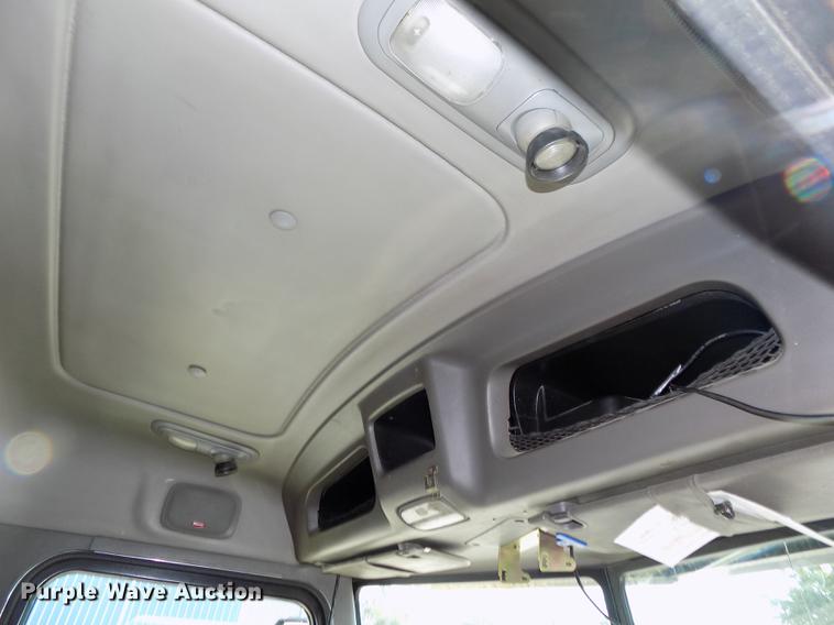 image for item DB8682 2013 Peterbilt 386 semi truck