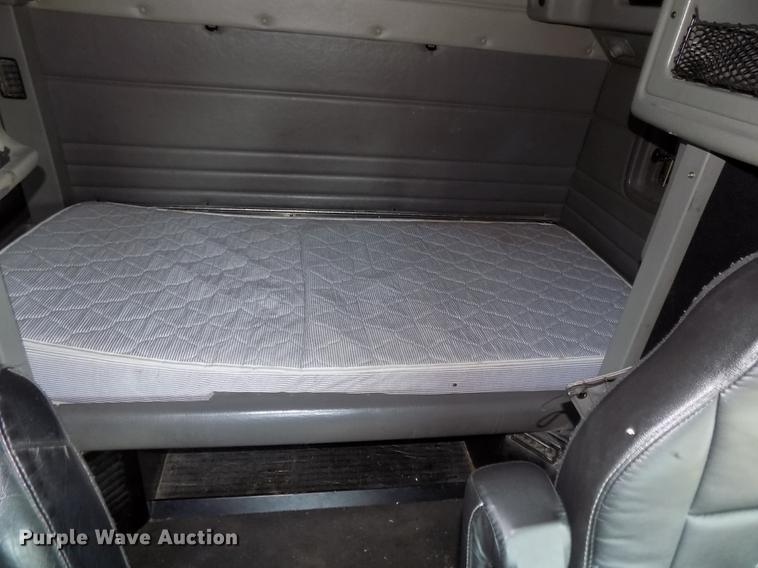 image for item DB8682 2013 Peterbilt 386 semi truck