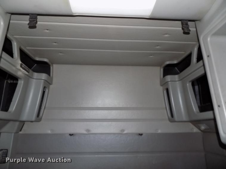 image for item DB8682 2013 Peterbilt 386 semi truck