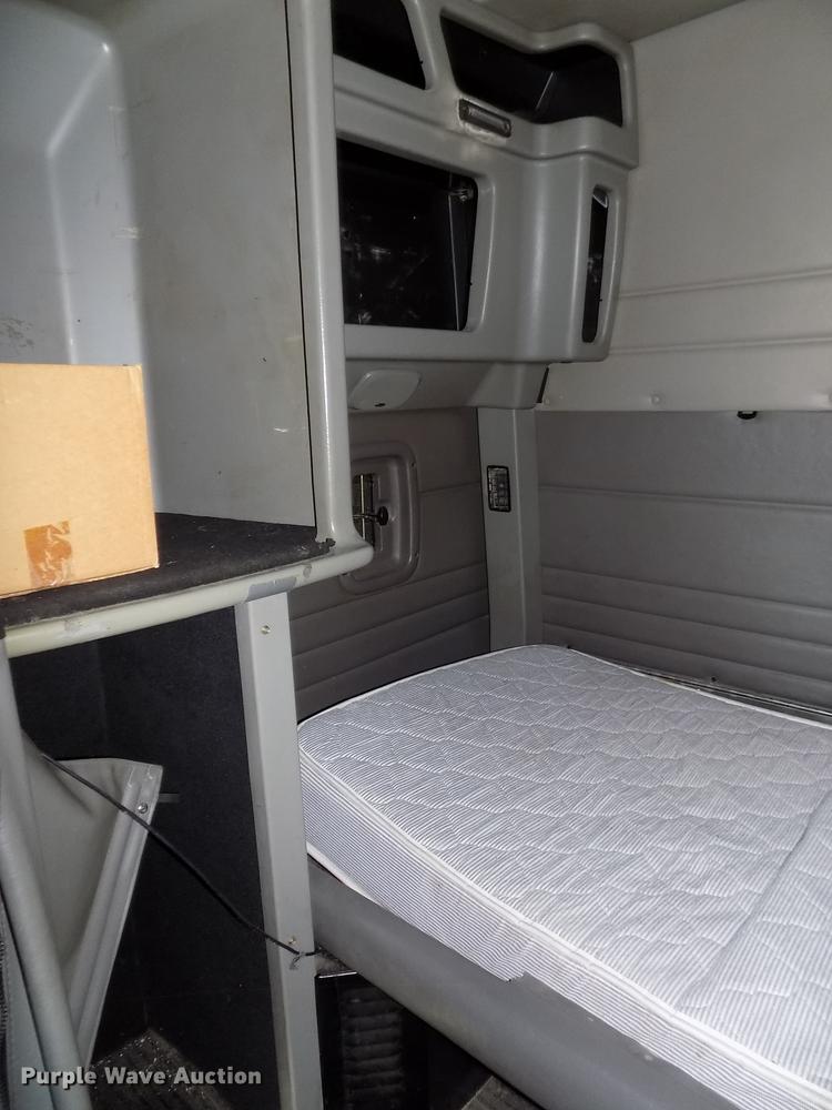 image for item DB8682 2013 Peterbilt 386 semi truck