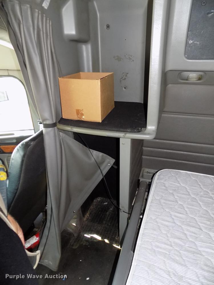 image for item DB8682 2013 Peterbilt 386 semi truck