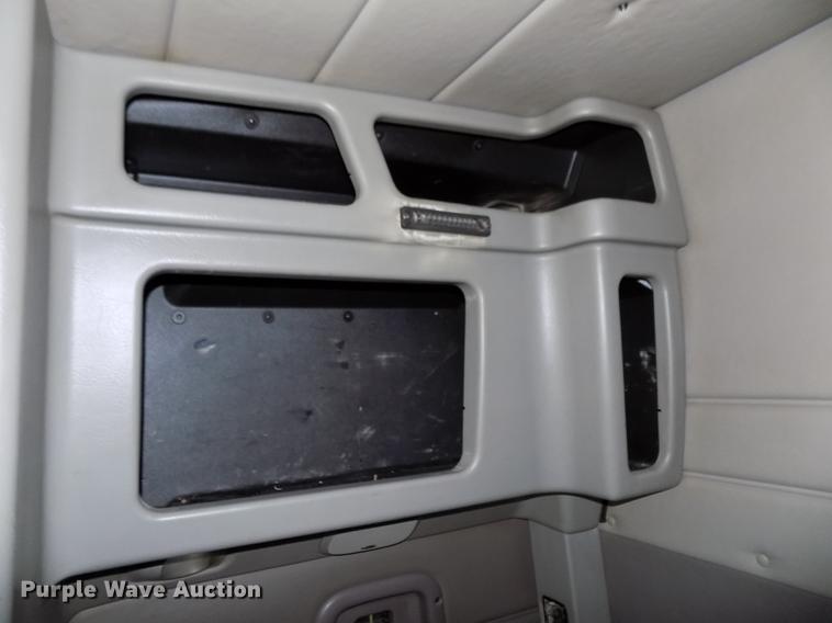 image for item DB8682 2013 Peterbilt 386 semi truck