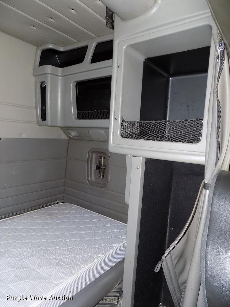 image for item DB8682 2013 Peterbilt 386 semi truck