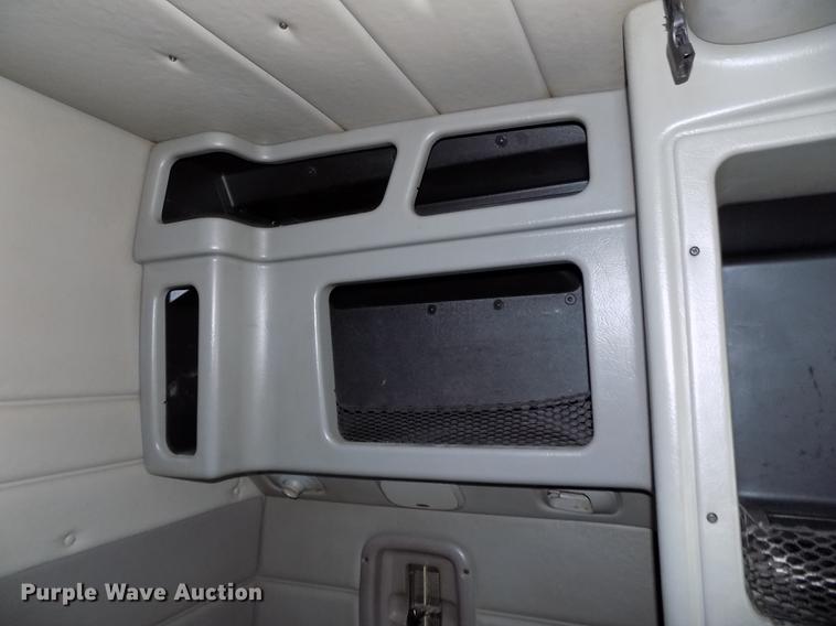 image for item DB8682 2013 Peterbilt 386 semi truck