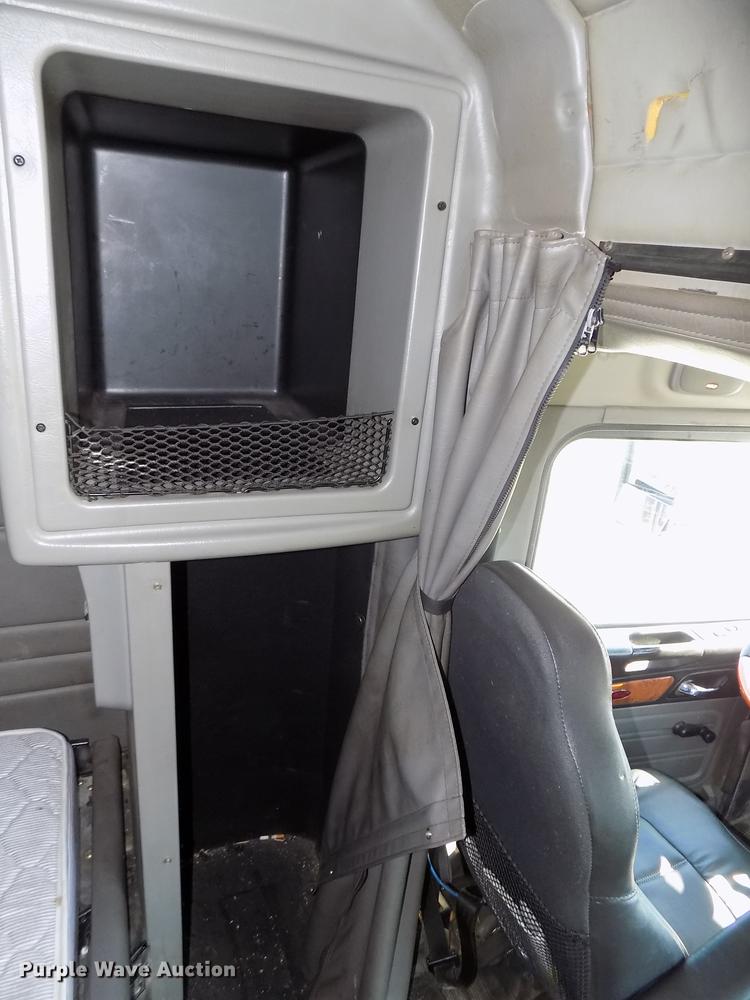 image for item DB8682 2013 Peterbilt 386 semi truck