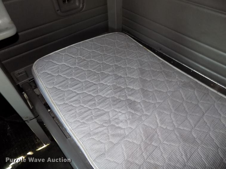 image for item DB8682 2013 Peterbilt 386 semi truck