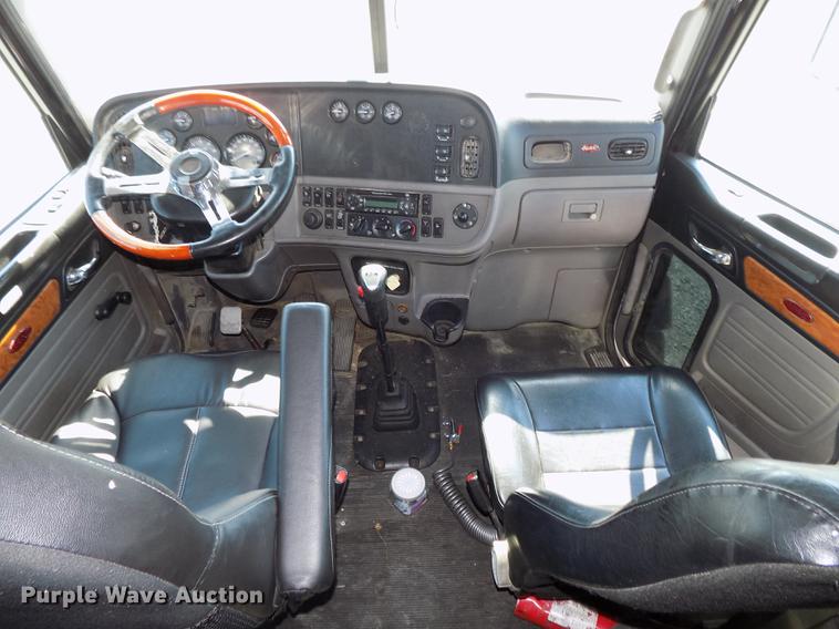 image for item DB8682 2013 Peterbilt 386 semi truck