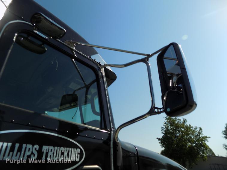 image for item DB8682 2013 Peterbilt 386 semi truck