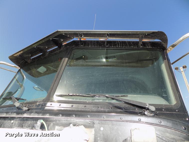 image for item DB8682 2013 Peterbilt 386 semi truck