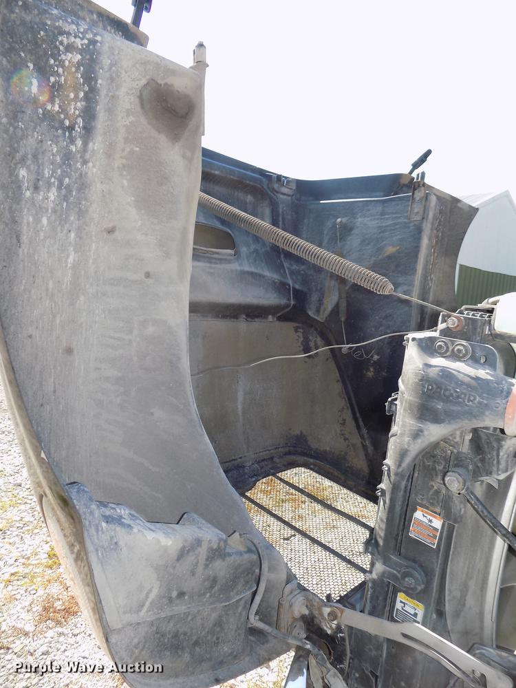 image for item DB8682 2013 Peterbilt 386 semi truck