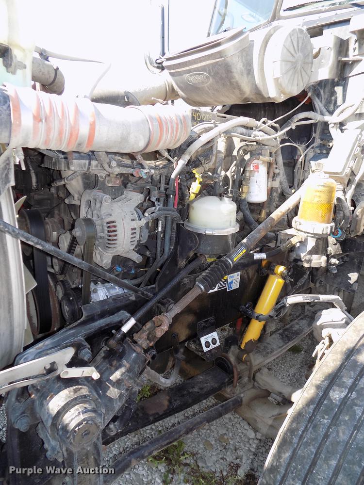 image for item DB8682 2013 Peterbilt 386 semi truck