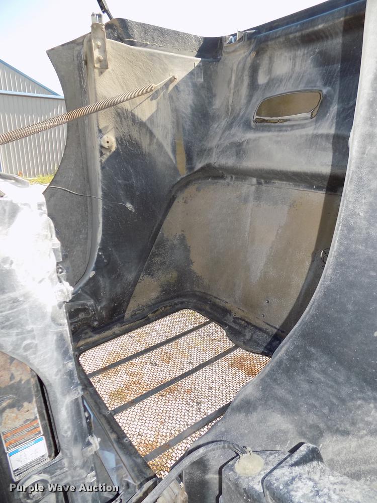 image for item DB8682 2013 Peterbilt 386 semi truck