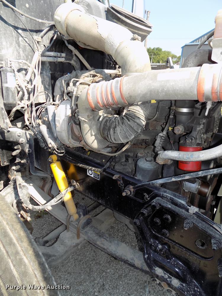 image for item DB8682 2013 Peterbilt 386 semi truck