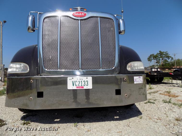 image for item DB8682 2013 Peterbilt 386 semi truck
