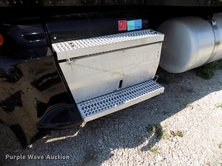 image for item DB8682 2013 Peterbilt 386 semi truck