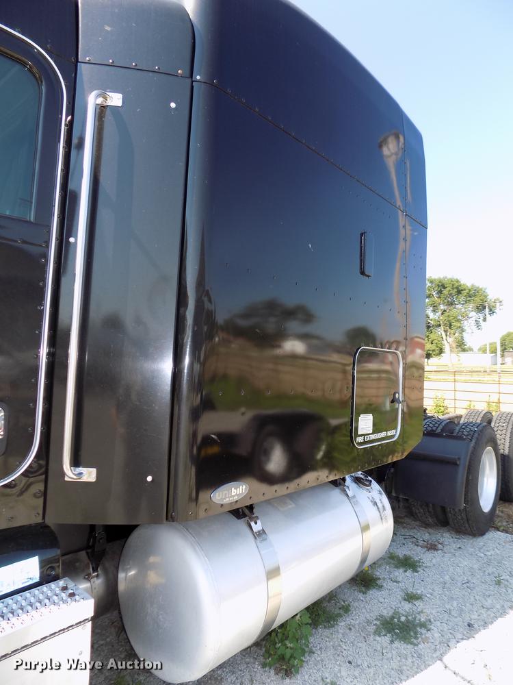 image for item DB8682 2013 Peterbilt 386 semi truck
