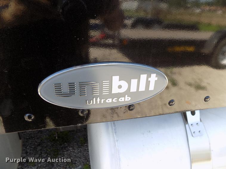 image for item DB8682 2013 Peterbilt 386 semi truck