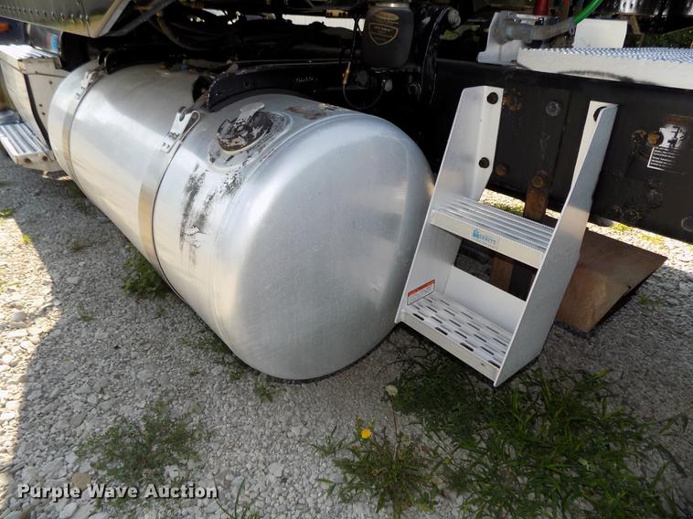 image for item DB8682 2013 Peterbilt 386 semi truck