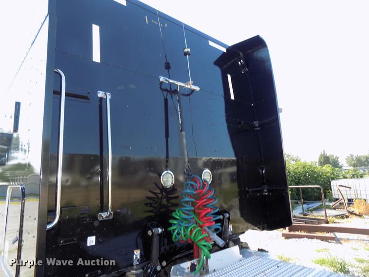 image for item DB8682 2013 Peterbilt 386 semi truck