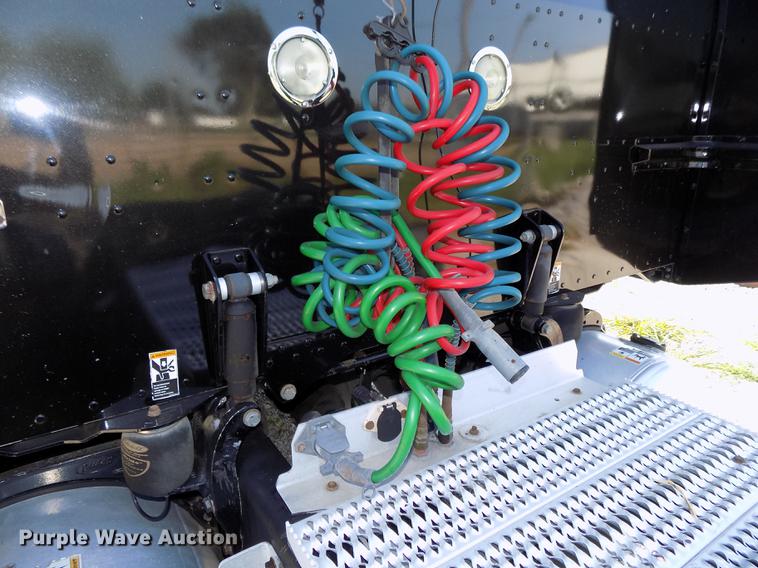 image for item DB8682 2013 Peterbilt 386 semi truck