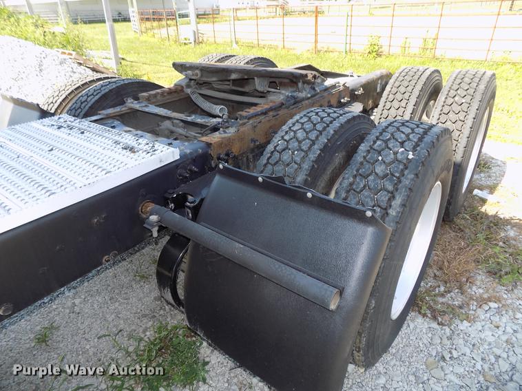 image for item DB8682 2013 Peterbilt 386 semi truck