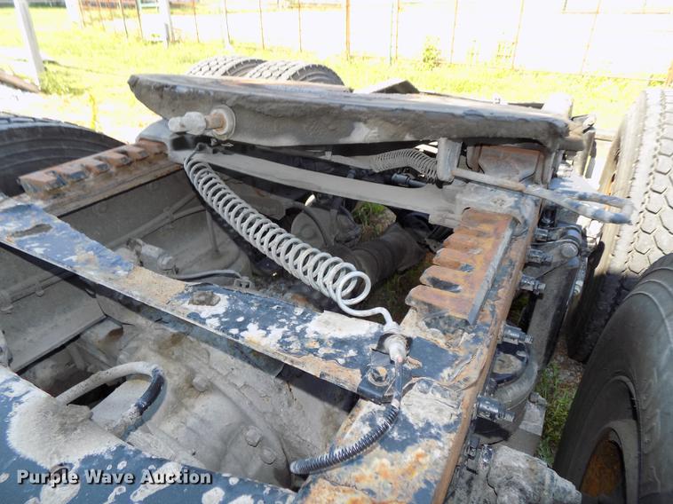 image for item DB8682 2013 Peterbilt 386 semi truck