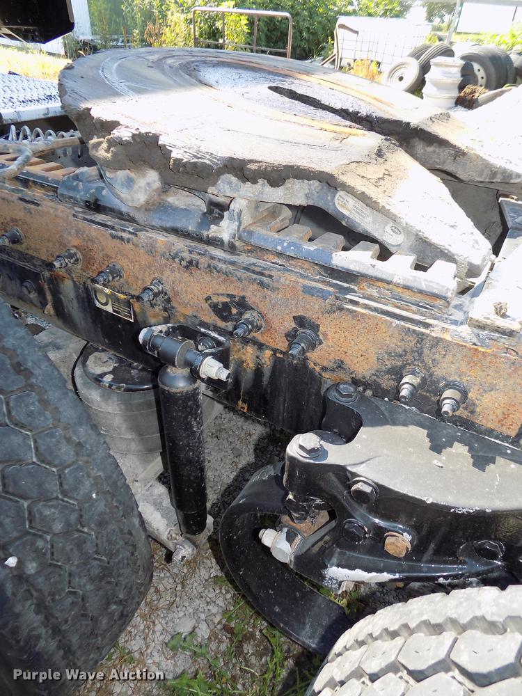 image for item DB8682 2013 Peterbilt 386 semi truck