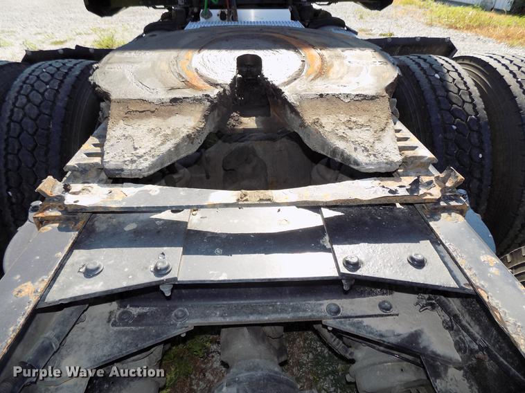 image for item DB8682 2013 Peterbilt 386 semi truck