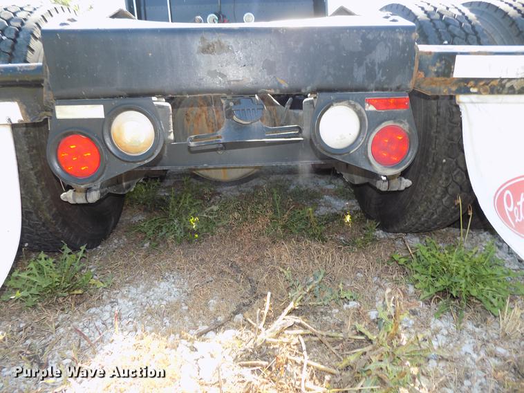 image for item DB8682 2013 Peterbilt 386 semi truck