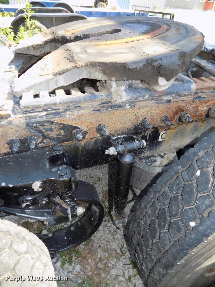 image for item DB8682 2013 Peterbilt 386 semi truck