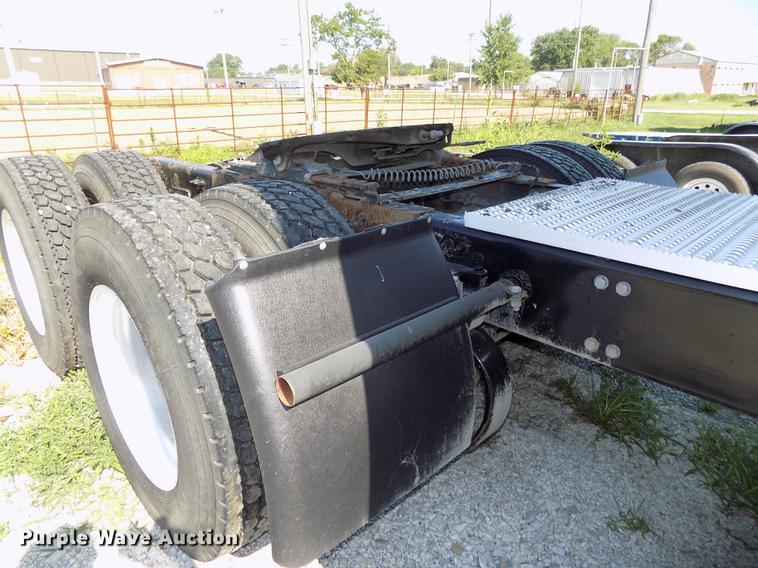 image for item DB8682 2013 Peterbilt 386 semi truck