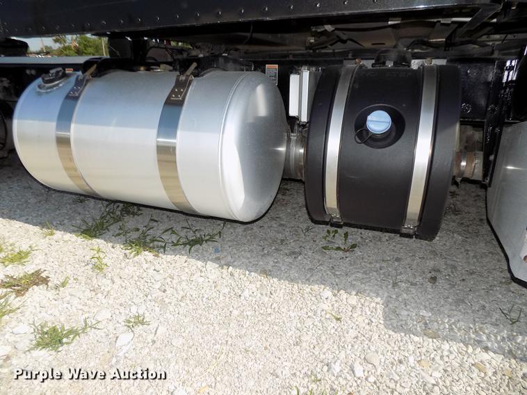 image for item DB8682 2013 Peterbilt 386 semi truck