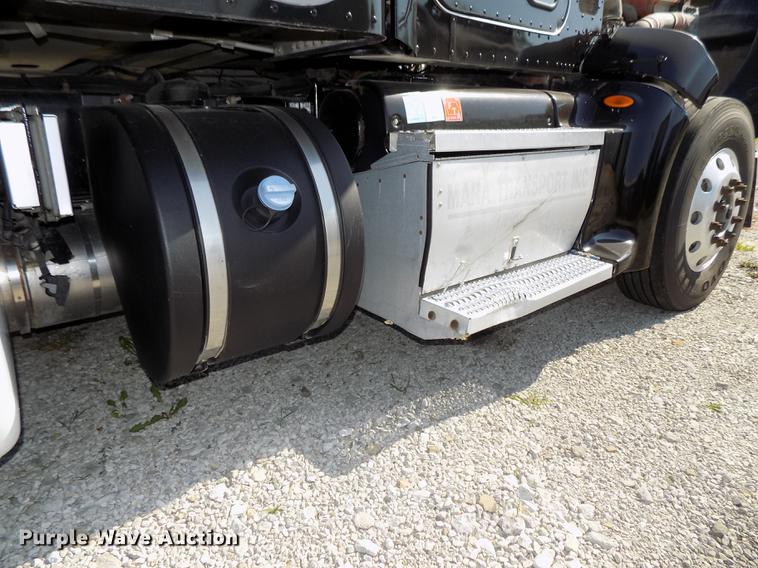 image for item DB8682 2013 Peterbilt 386 semi truck
