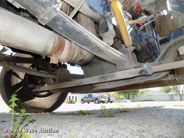 image for item DB8682 2013 Peterbilt 386 semi truck