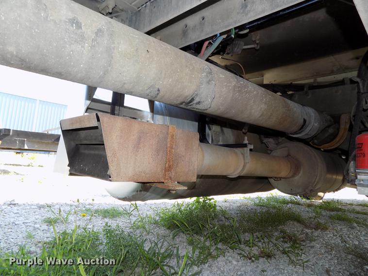 image for item DB8682 2013 Peterbilt 386 semi truck