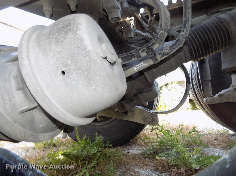 image for item DB8682 2013 Peterbilt 386 semi truck