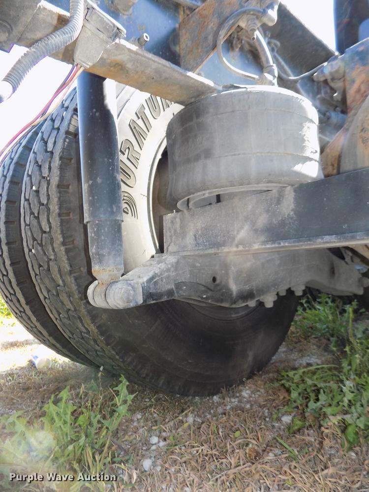 image for item DB8682 2013 Peterbilt 386 semi truck