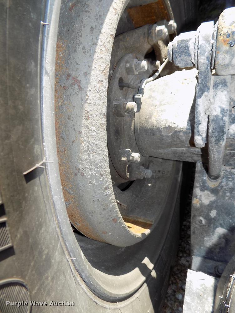 image for item DB8682 2013 Peterbilt 386 semi truck