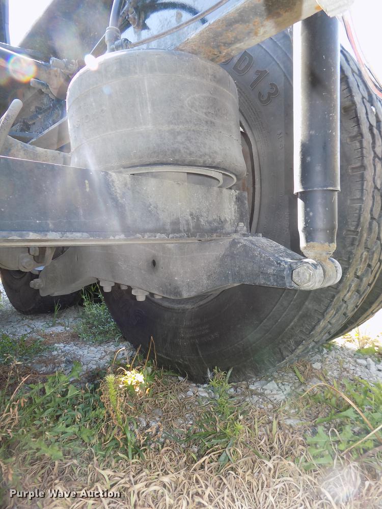 image for item DB8682 2013 Peterbilt 386 semi truck