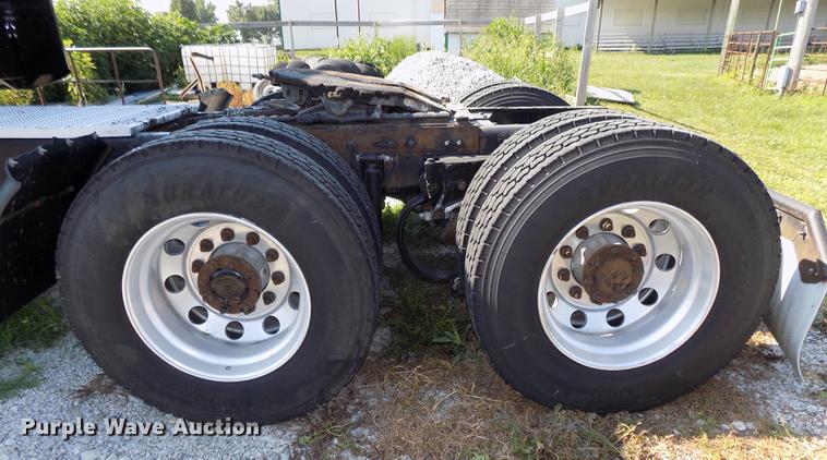 image for item DB8682 2013 Peterbilt 386 semi truck