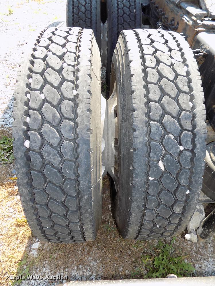 image for item DB8682 2013 Peterbilt 386 semi truck