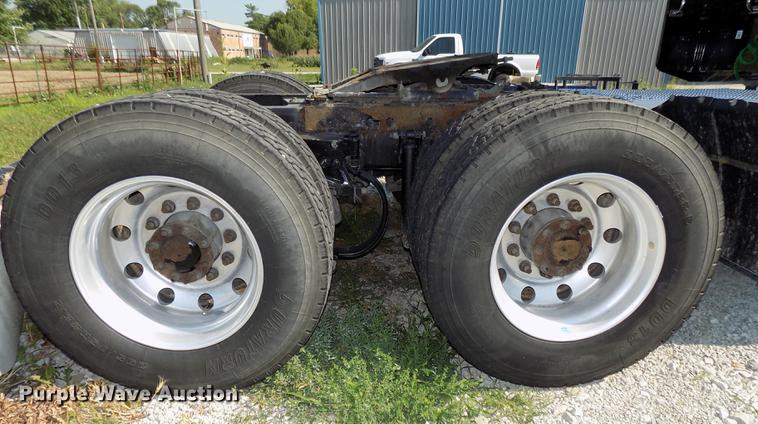 image for item DB8682 2013 Peterbilt 386 semi truck