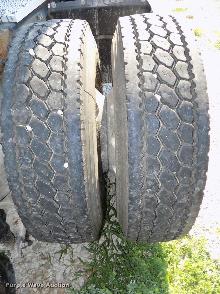 image for item DB8682 2013 Peterbilt 386 semi truck