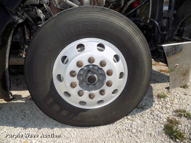 image for item DB8682 2013 Peterbilt 386 semi truck