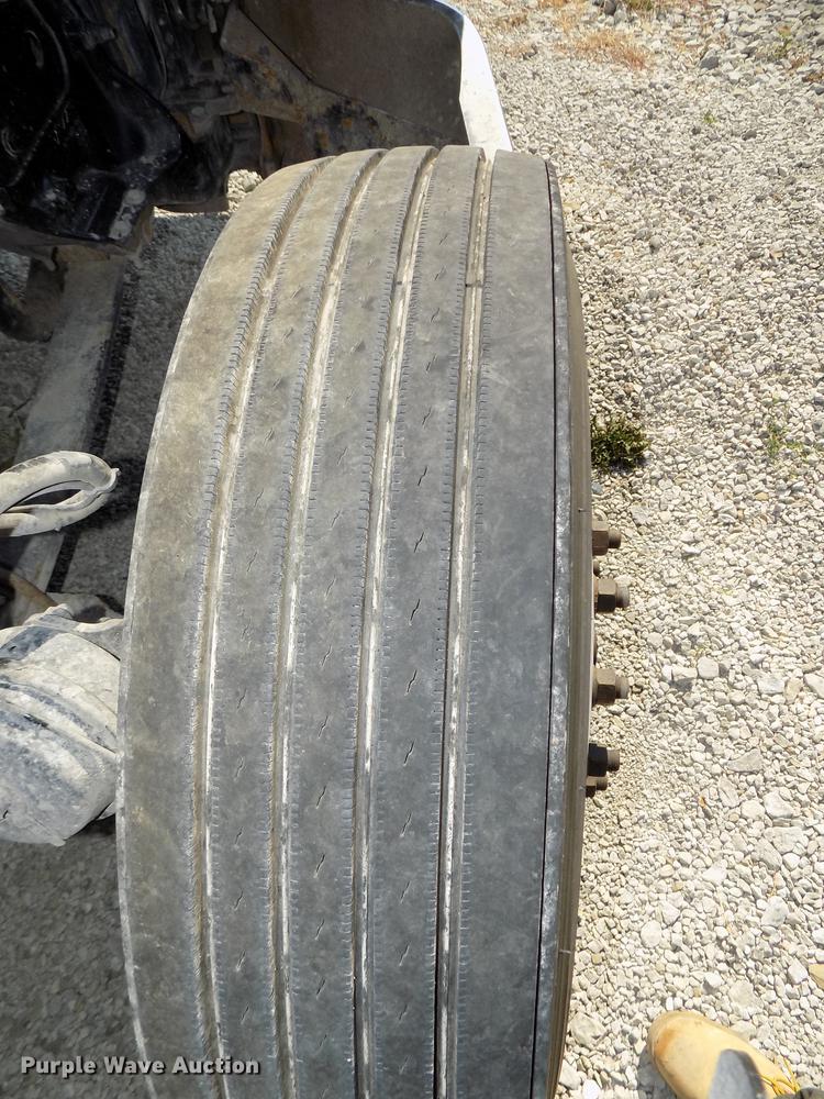 image for item DB8682 2013 Peterbilt 386 semi truck