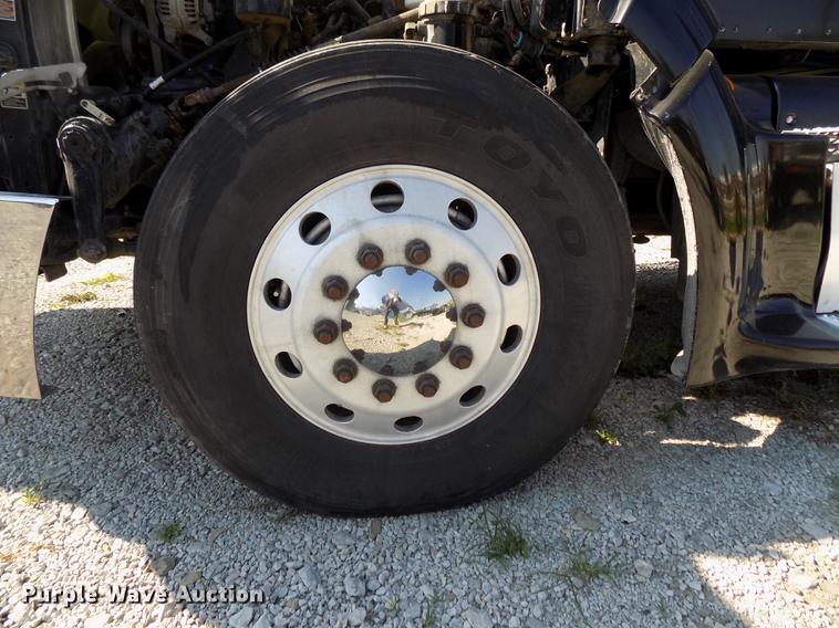 image for item DB8682 2013 Peterbilt 386 semi truck