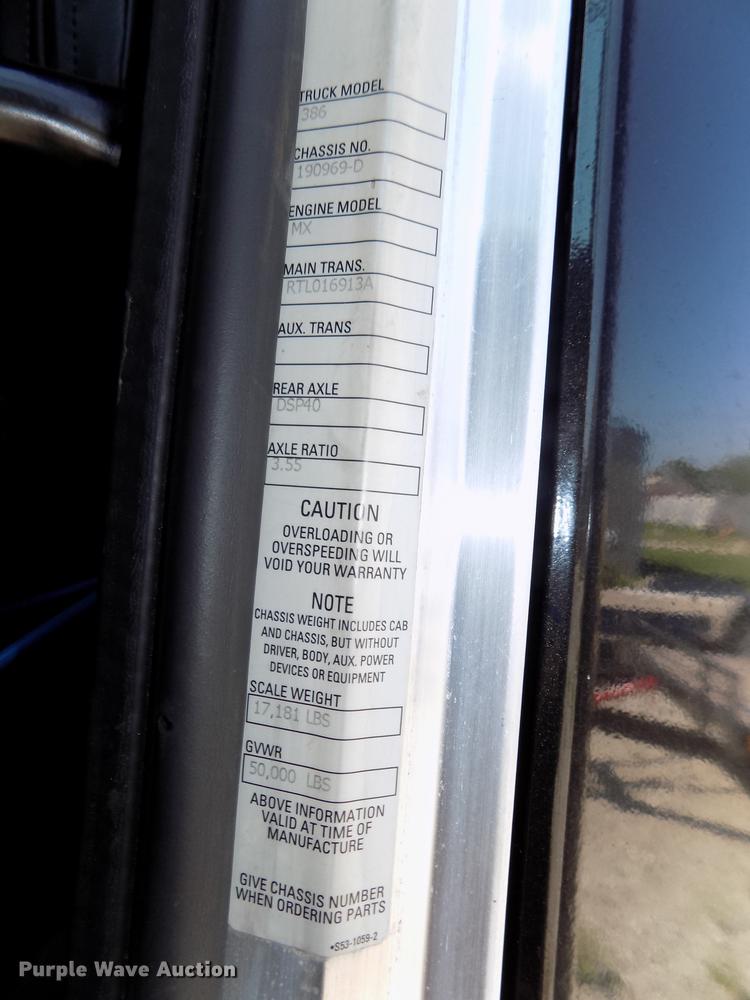 image for item DB8682 2013 Peterbilt 386 semi truck