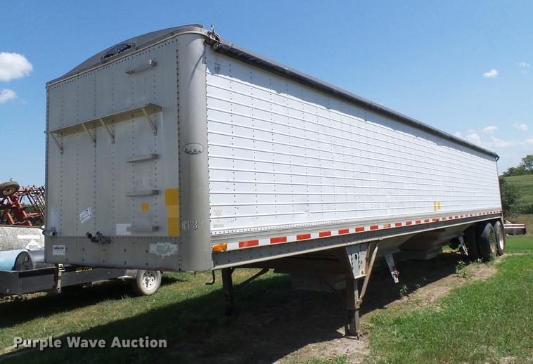 image for item DD8599 1990 Wilson DW5200 double hopper bottom grain trailer