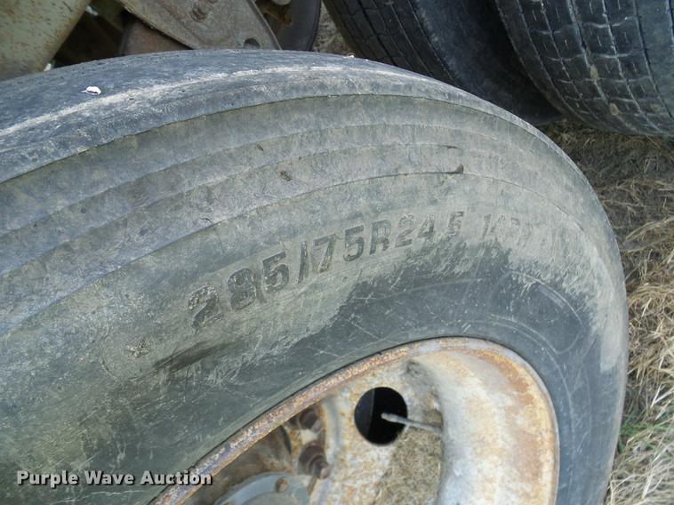 image for item DD8599 1990 Wilson DW5200 double hopper bottom grain trailer