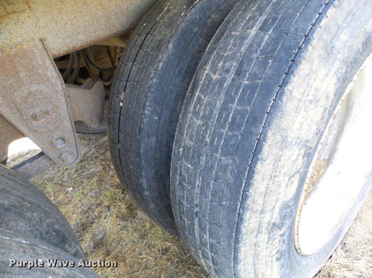 image for item DD8599 1990 Wilson DW5200 double hopper bottom grain trailer